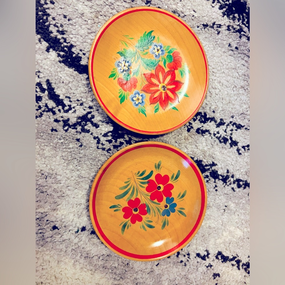 Vintage wooden decorative plates with wall hooks